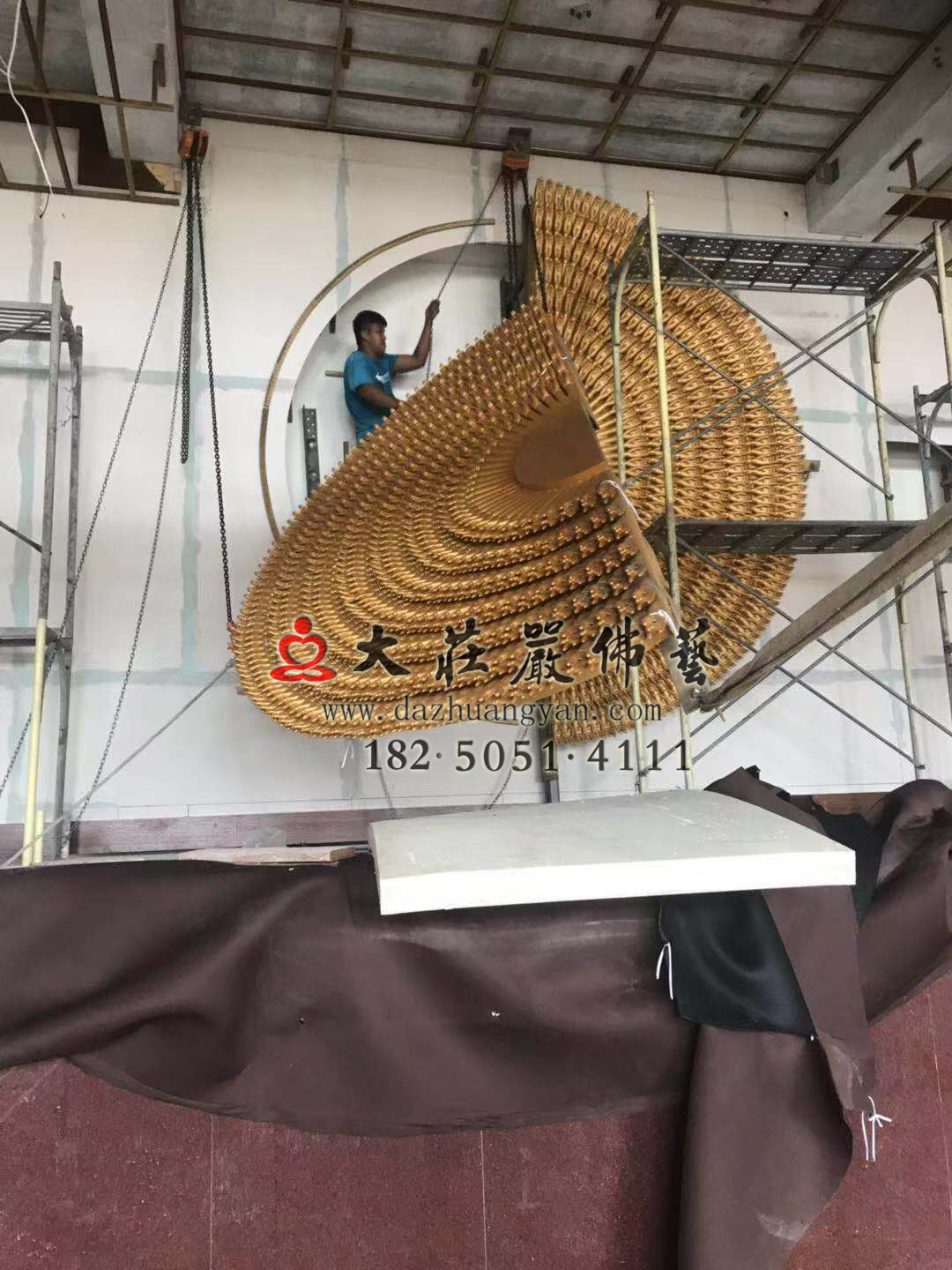 澎湖馬公市潮音寺銅雕千手觀音千手背光吊裝上佛臺進(jìn)行中